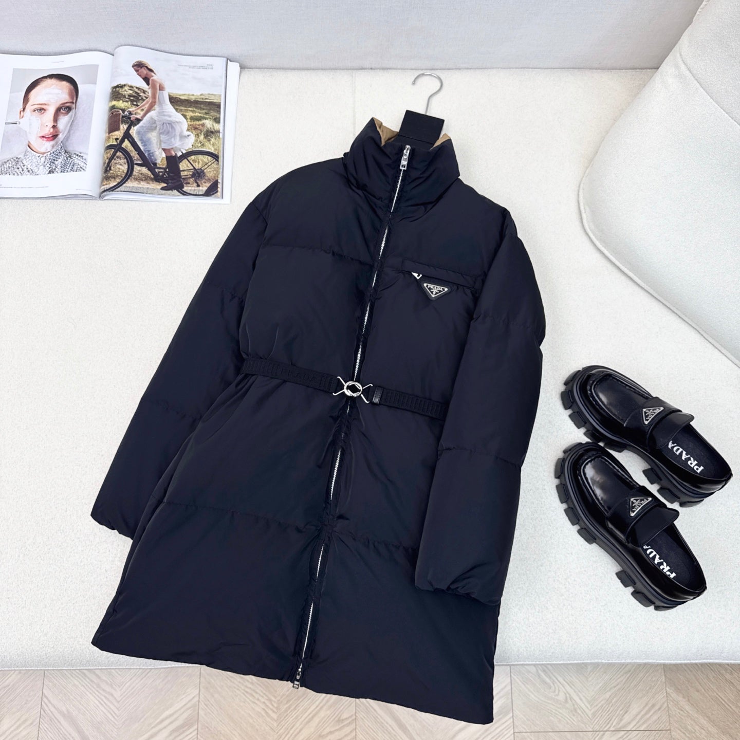 Mid-length down jacket with stand-up collar and triangle