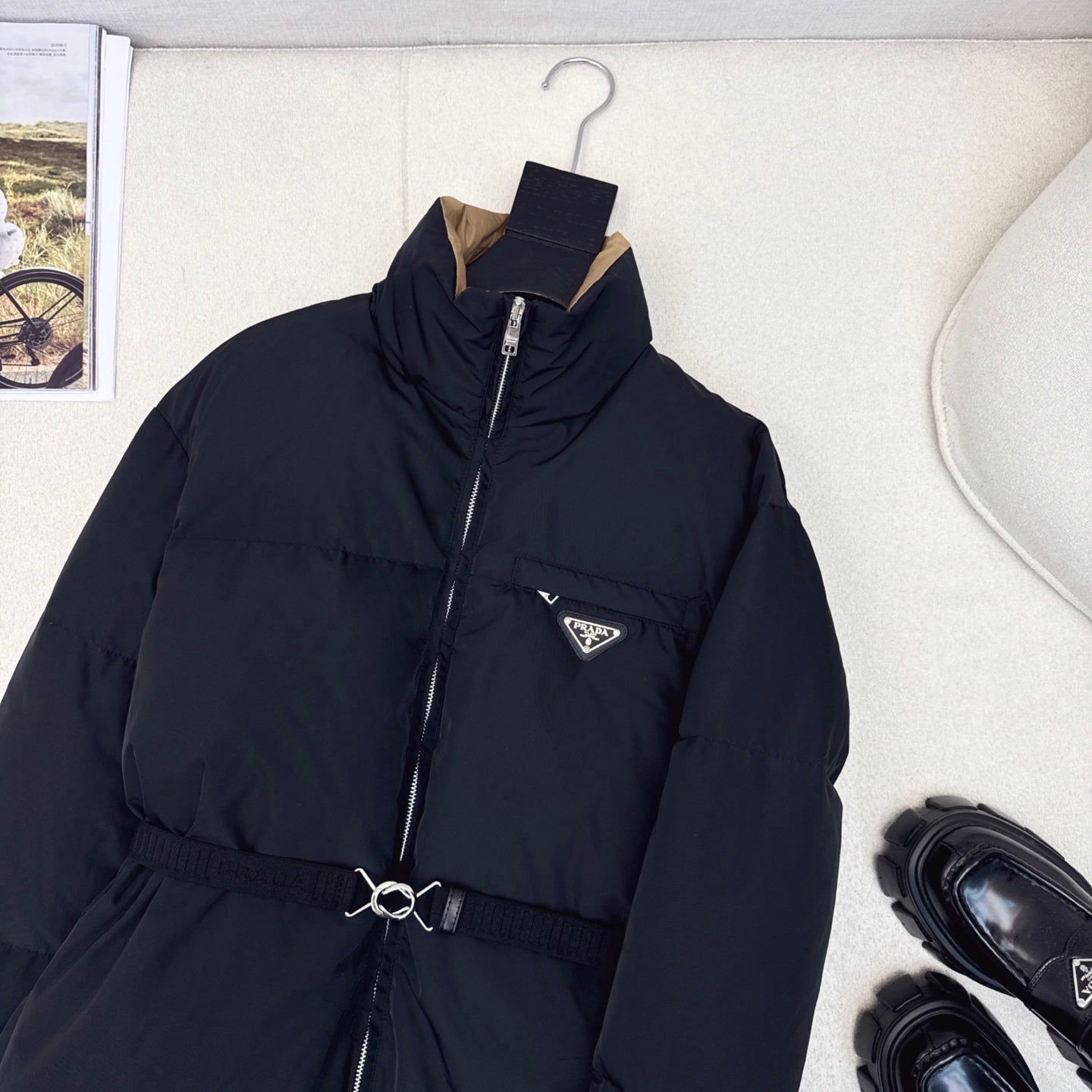 Mid-length down jacket with stand-up collar and triangle