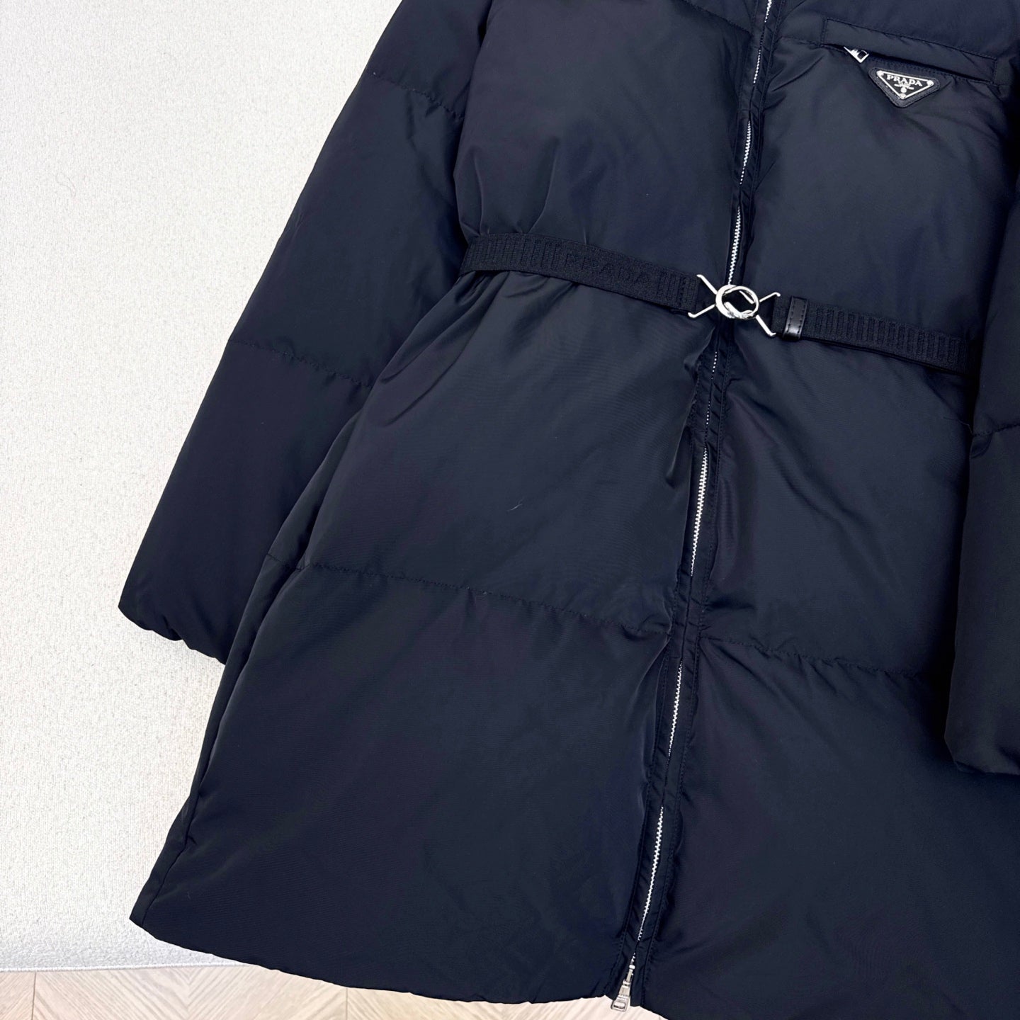 Mid-length down jacket with stand-up collar and triangle