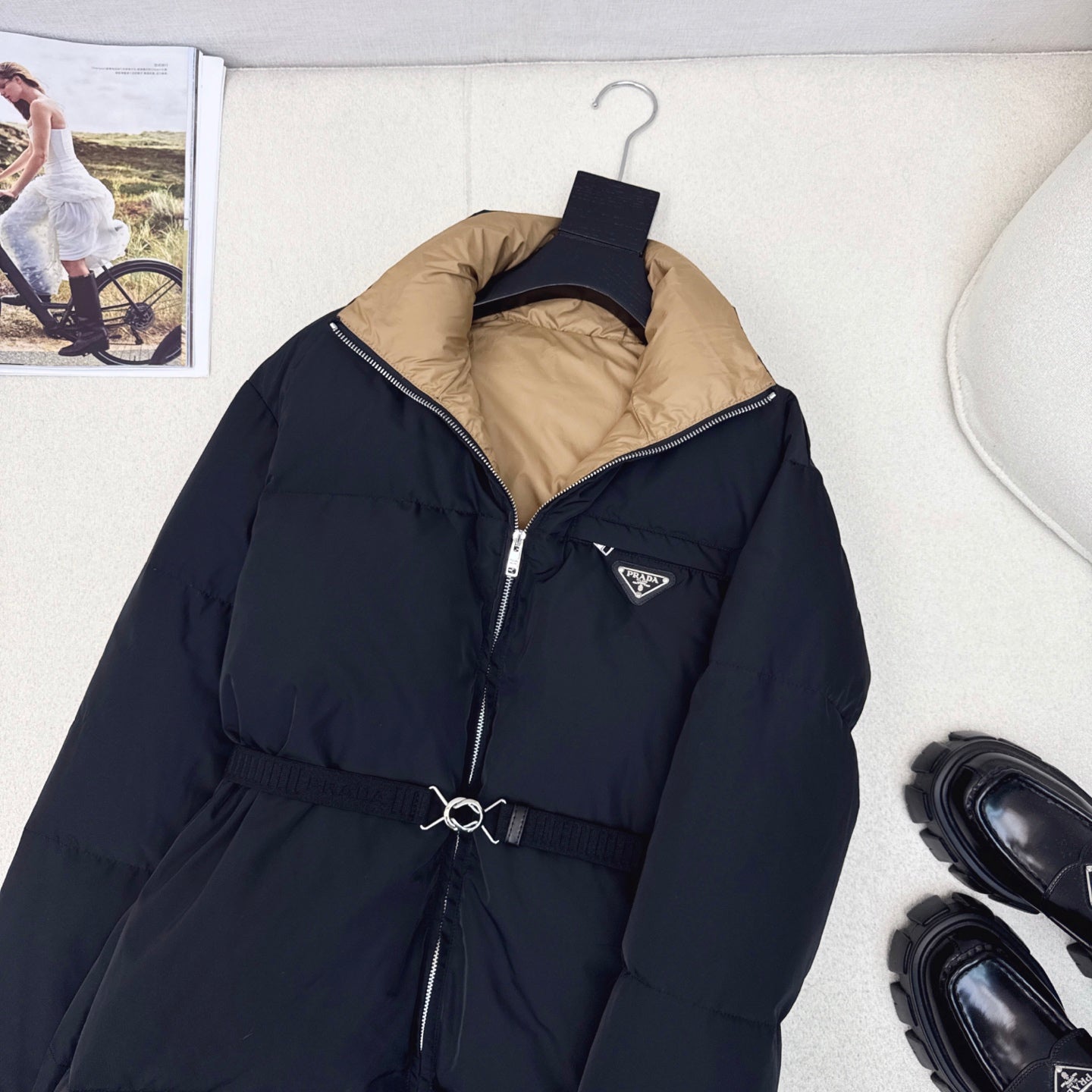 Mid-length down jacket with stand-up collar and triangle