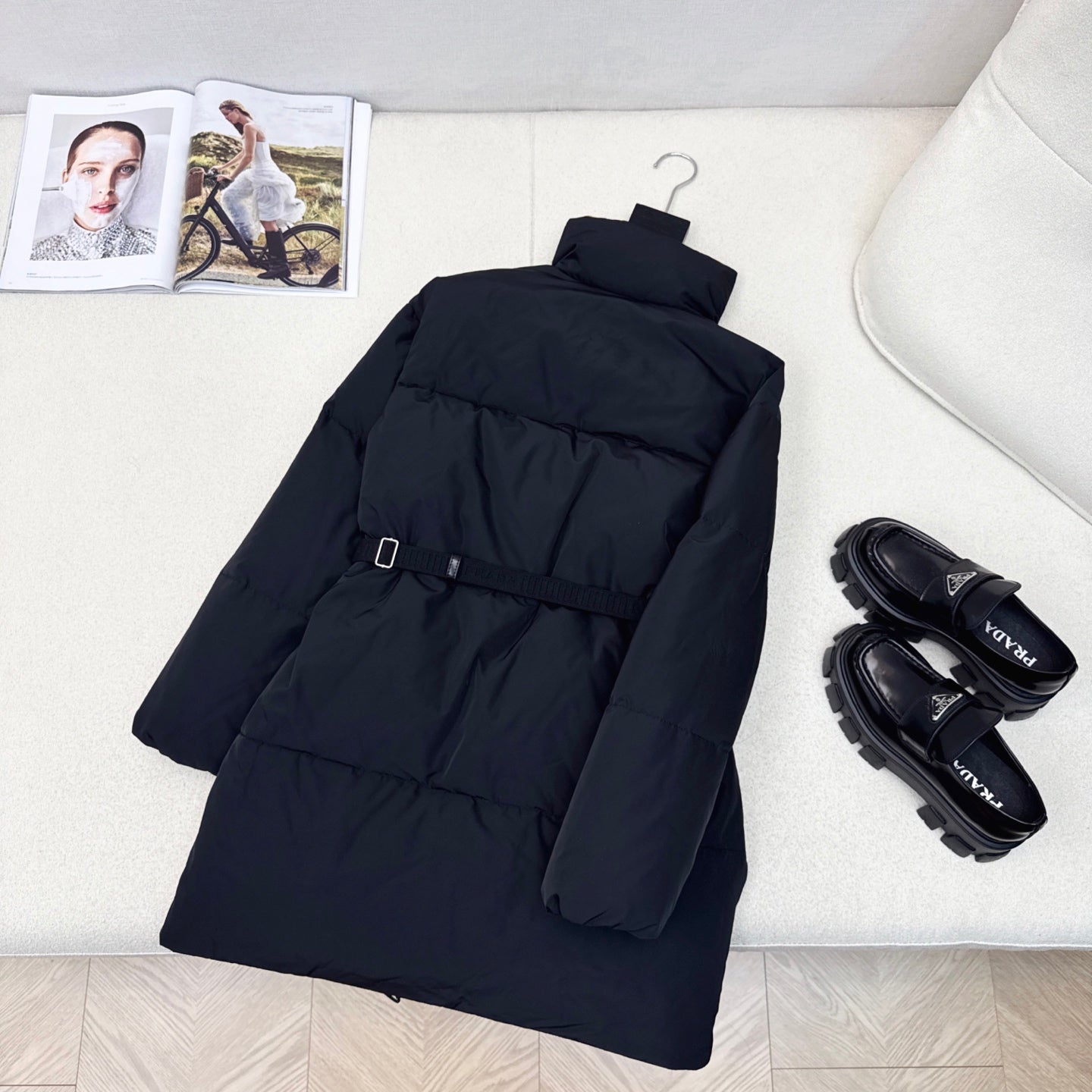 Mid-length down jacket with stand-up collar and triangle