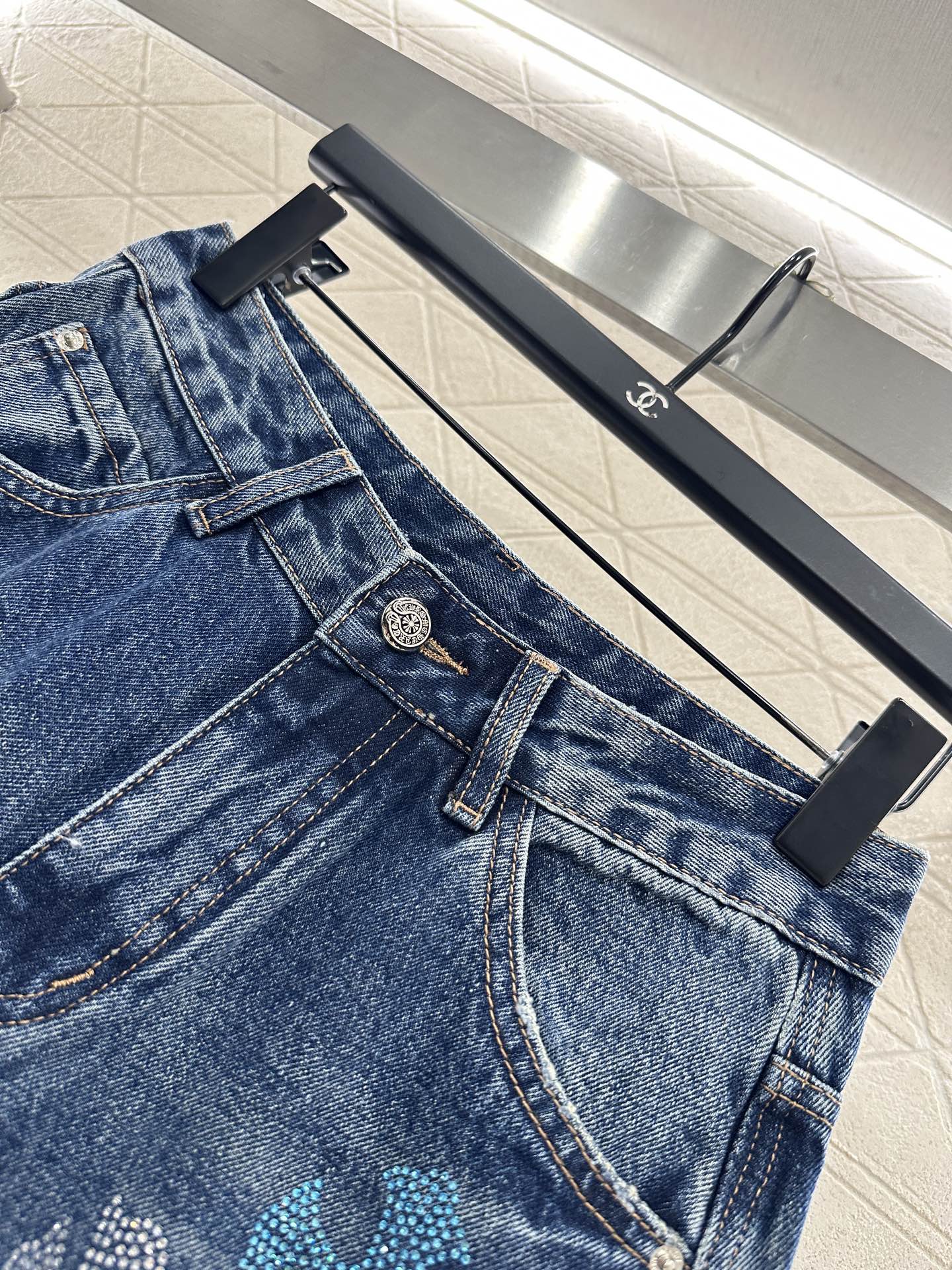 Strapazierfähige, heißgebohrte Federjeans