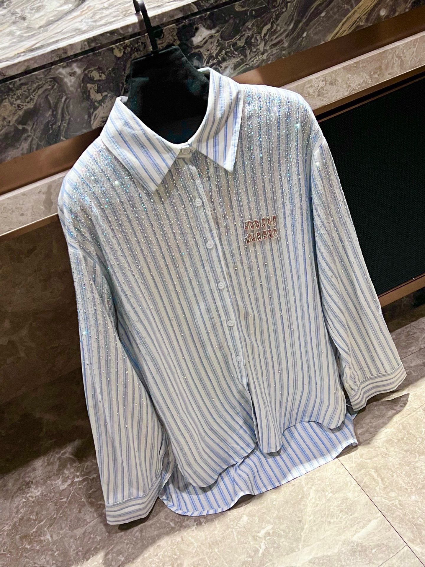 Chemise rayée à épaules tombantes et strass