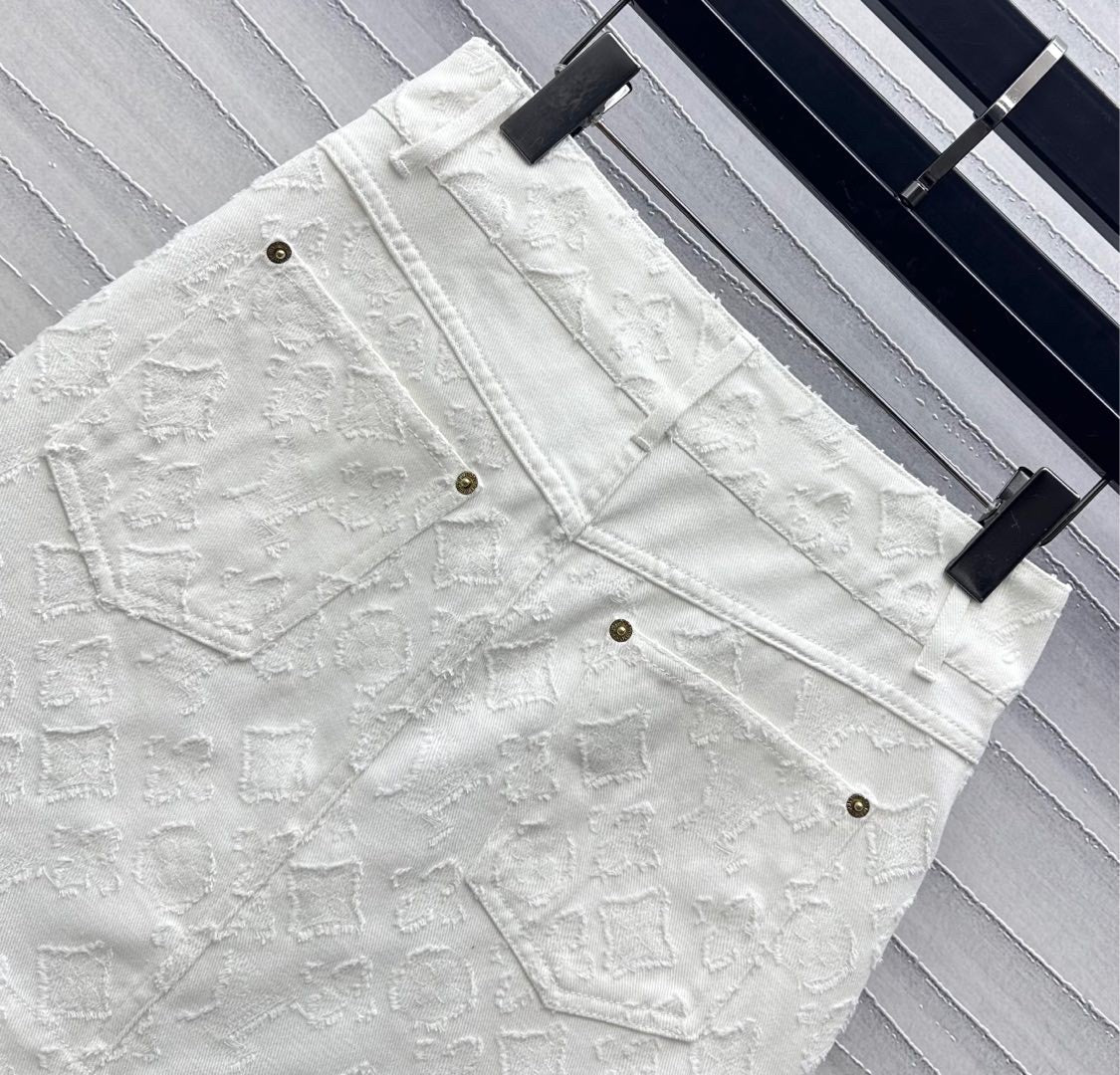 Ensemble coordonné en denim blanc avec motifs en relief et détails métalliques 