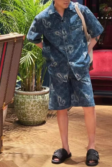 flüssiger herzförmiger Jeansanzug 