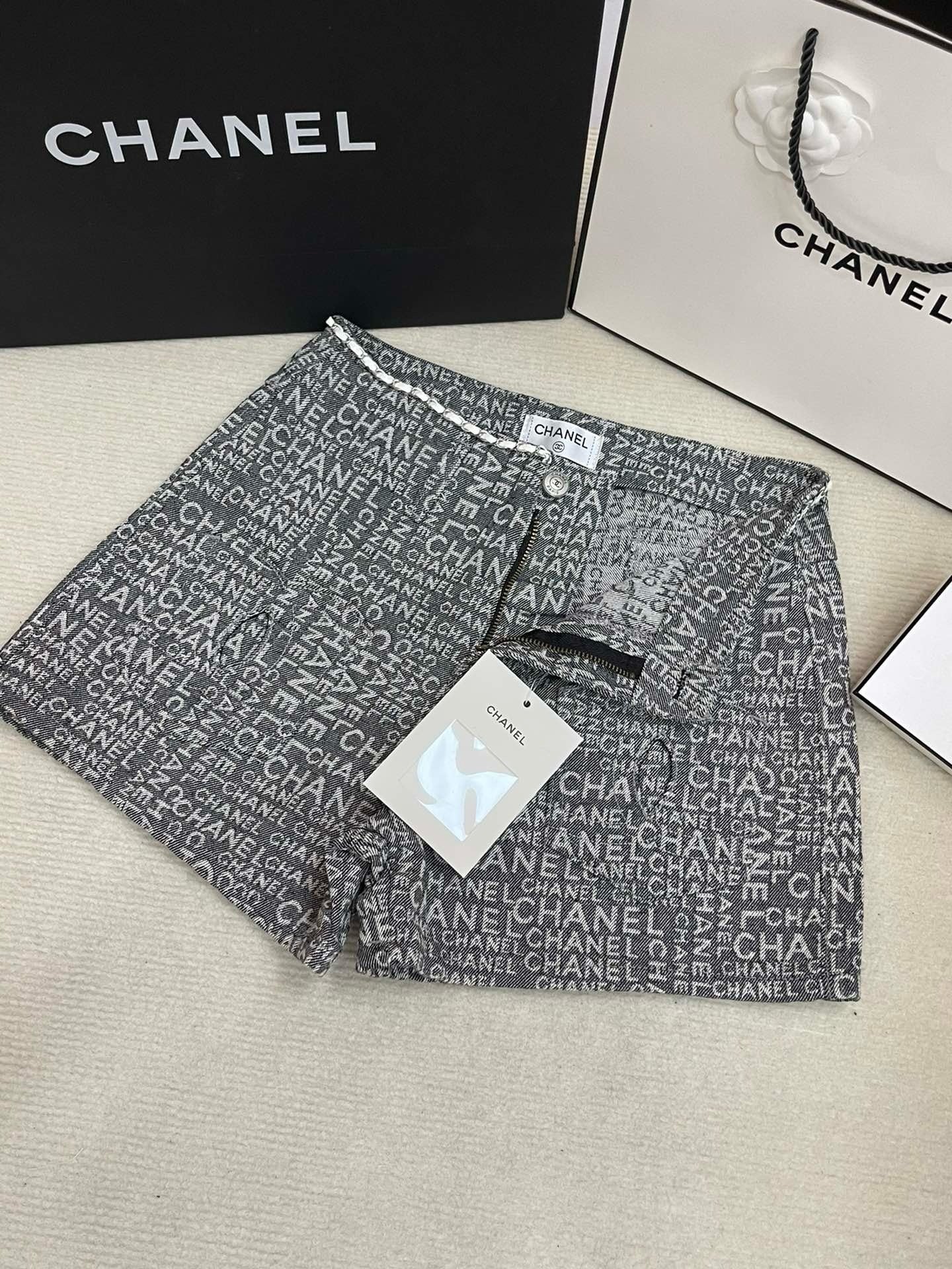 Short imprimé all over avec poches découpées