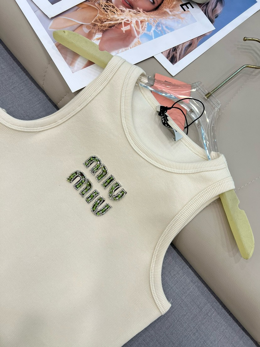 Handbesticktes Leibchen