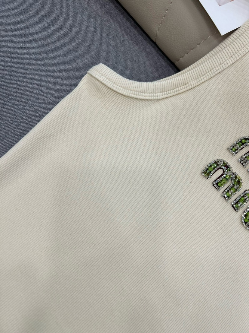 Handbesticktes Leibchen