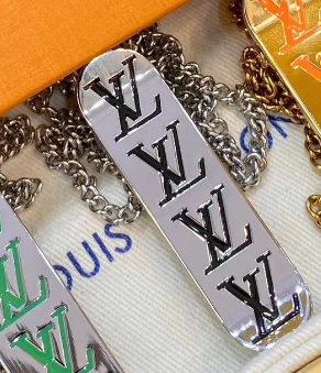 Halskette mit Metallanhänger im Skateboard-Stil 