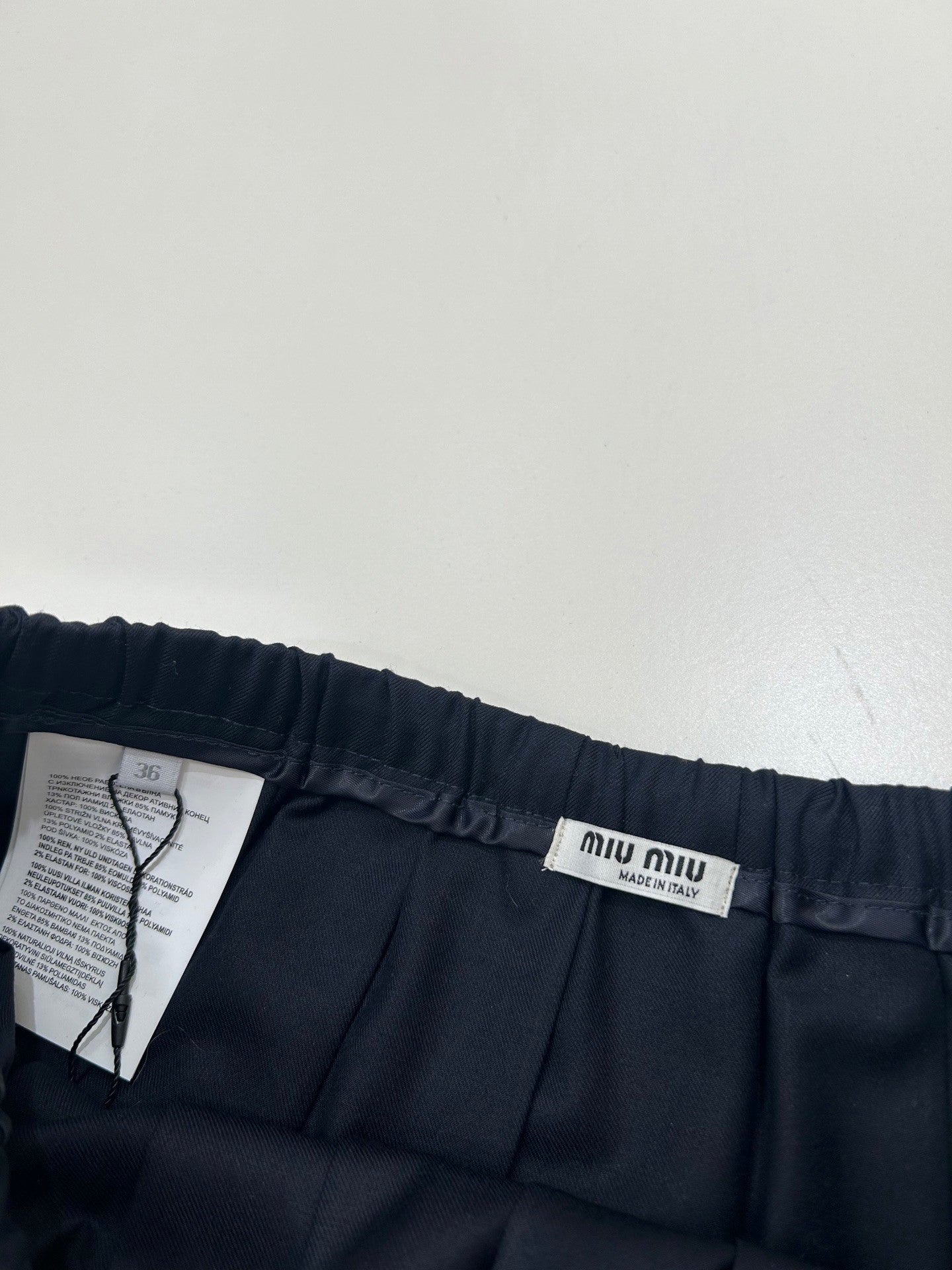 Mini-jupe plissée bleu marine avec cordon de serrage à la taille