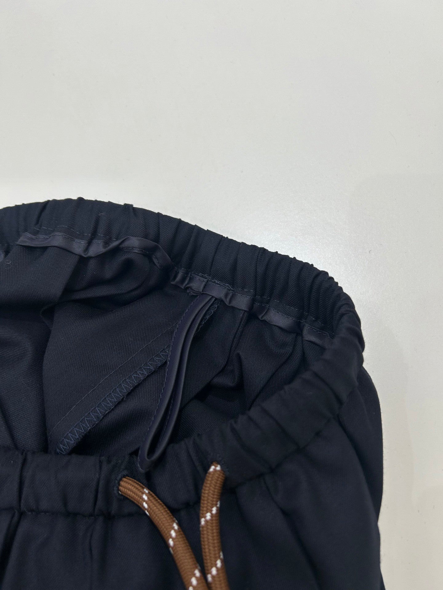 Mini-jupe plissée bleu marine avec cordon de serrage à la taille