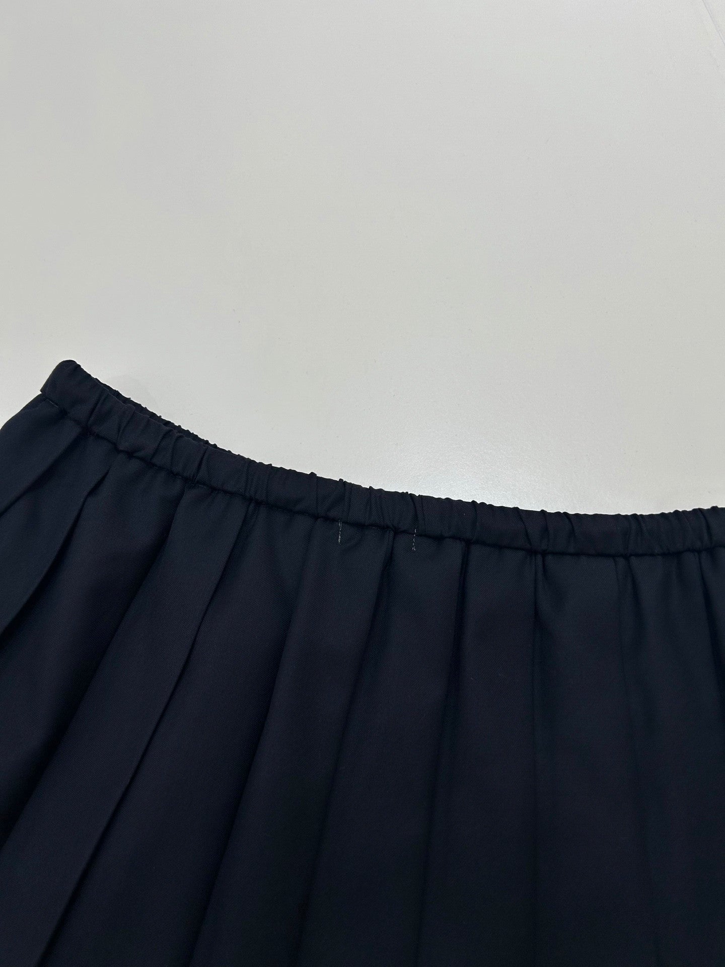 Mini-jupe plissée bleu marine avec cordon de serrage à la taille