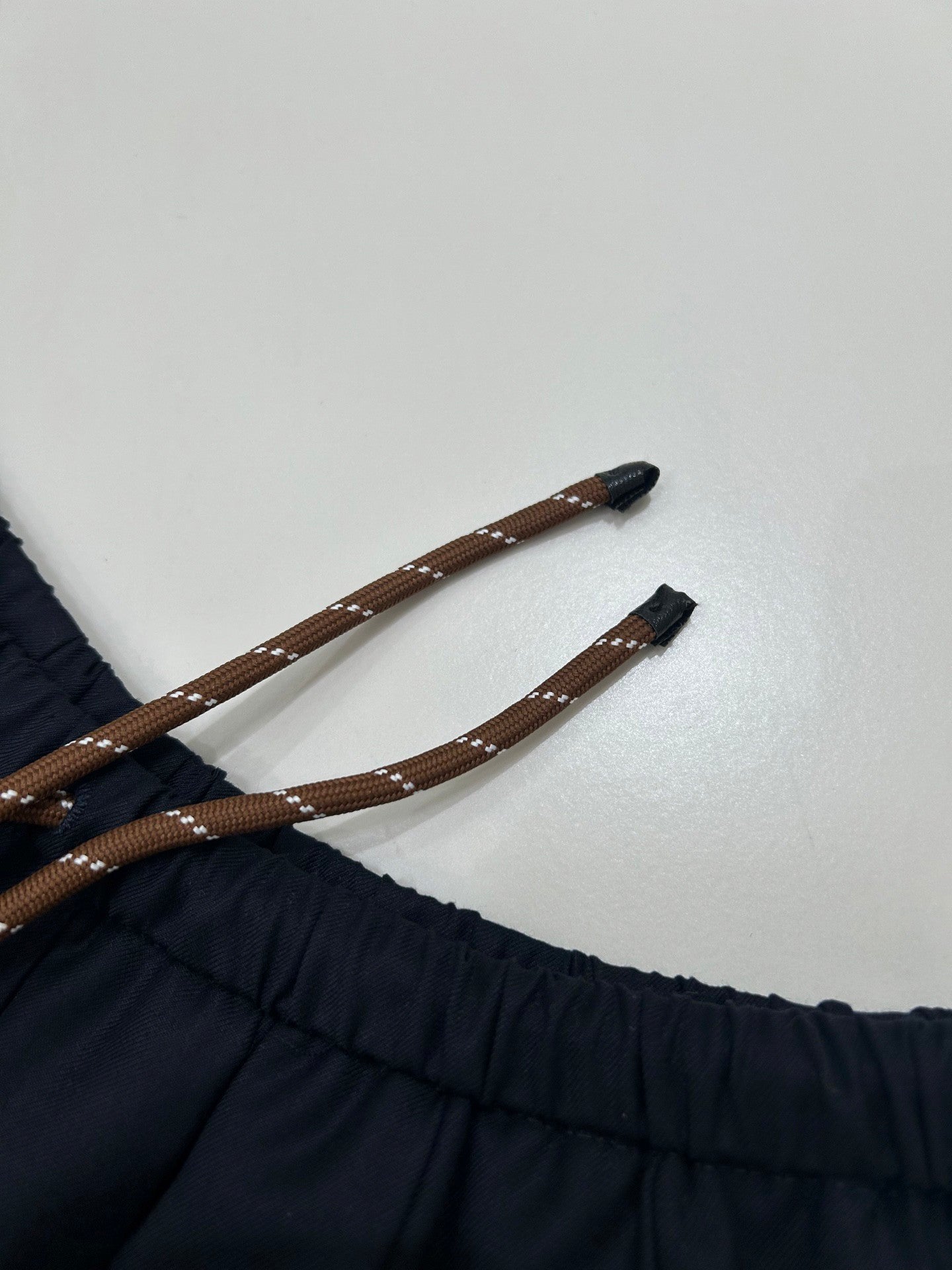 Mini-jupe plissée bleu marine avec cordon de serrage à la taille