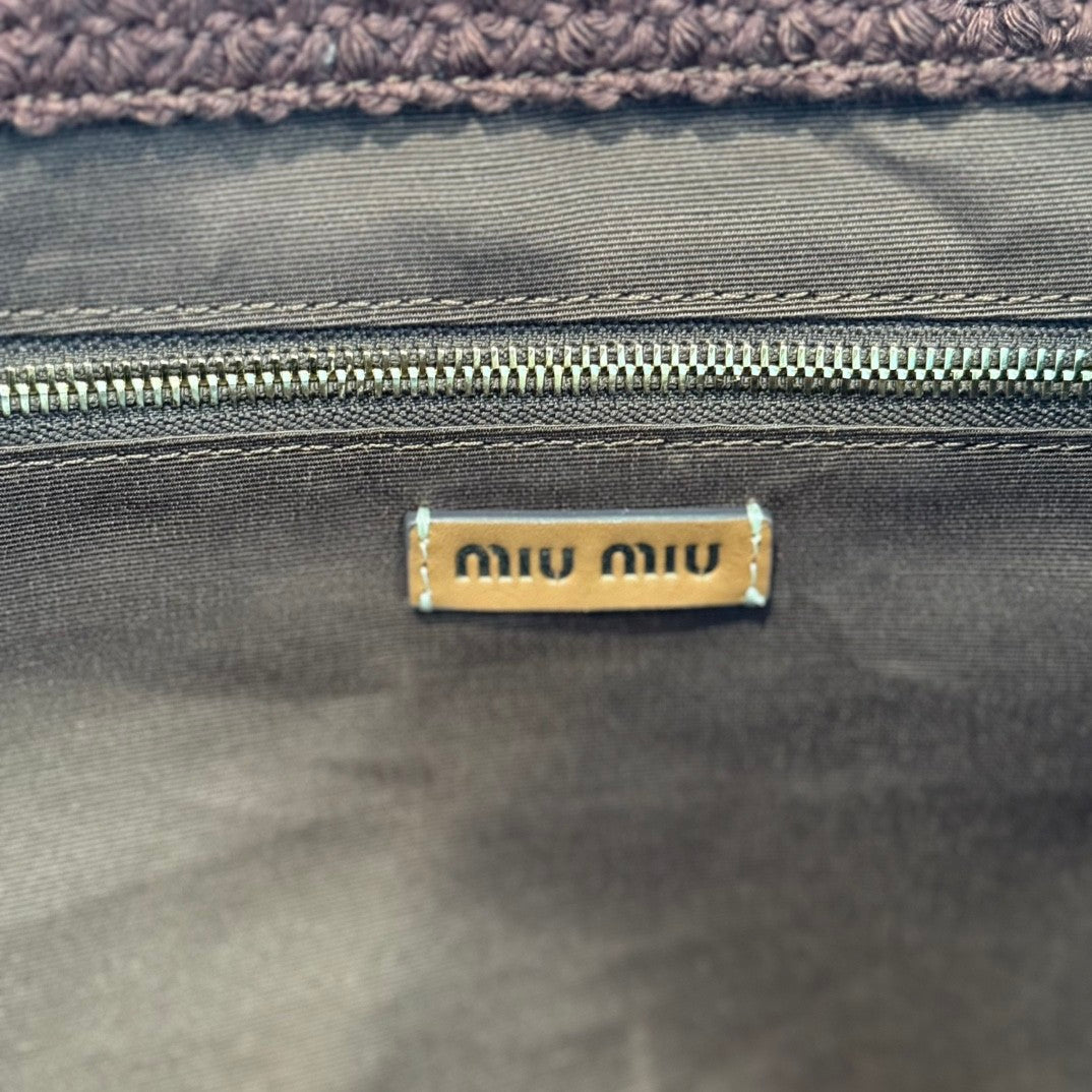 Gestreifte Tragetasche aus gewebtem Stroh 