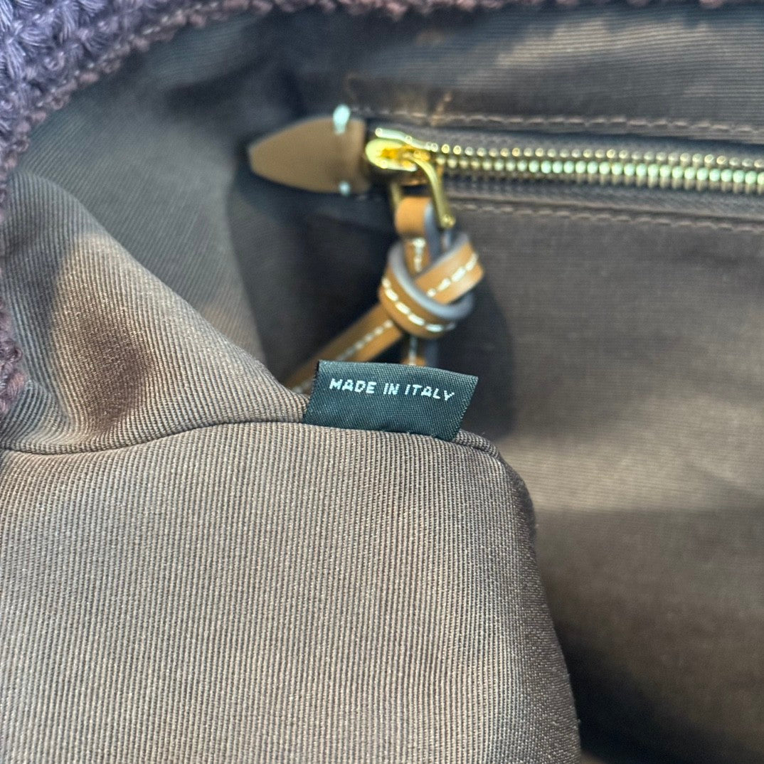 Gestreifte Tragetasche aus gewebtem Stroh 