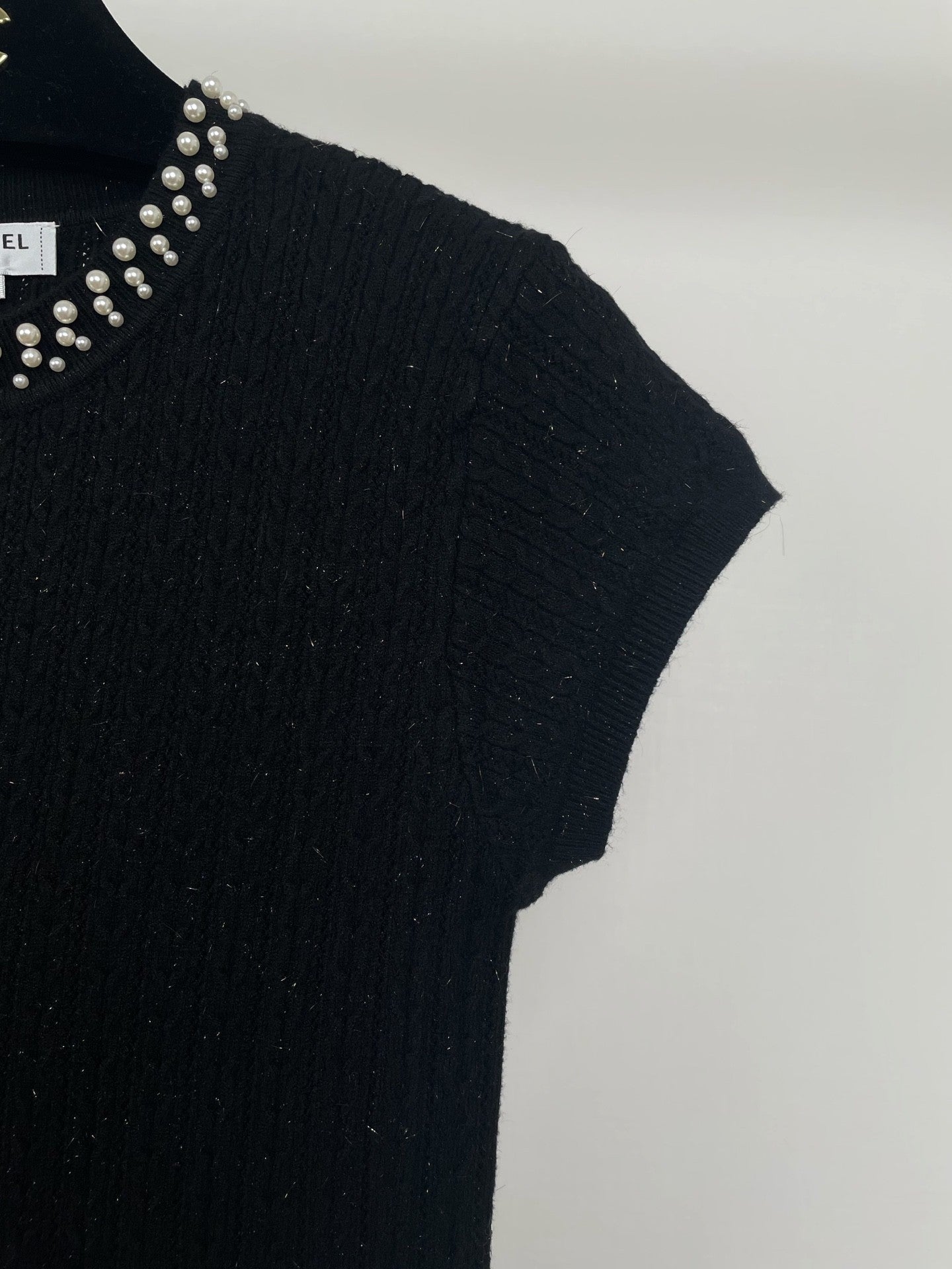 Kurzärmliges Oberteil aus Rippstrick mit Perlenbesatz