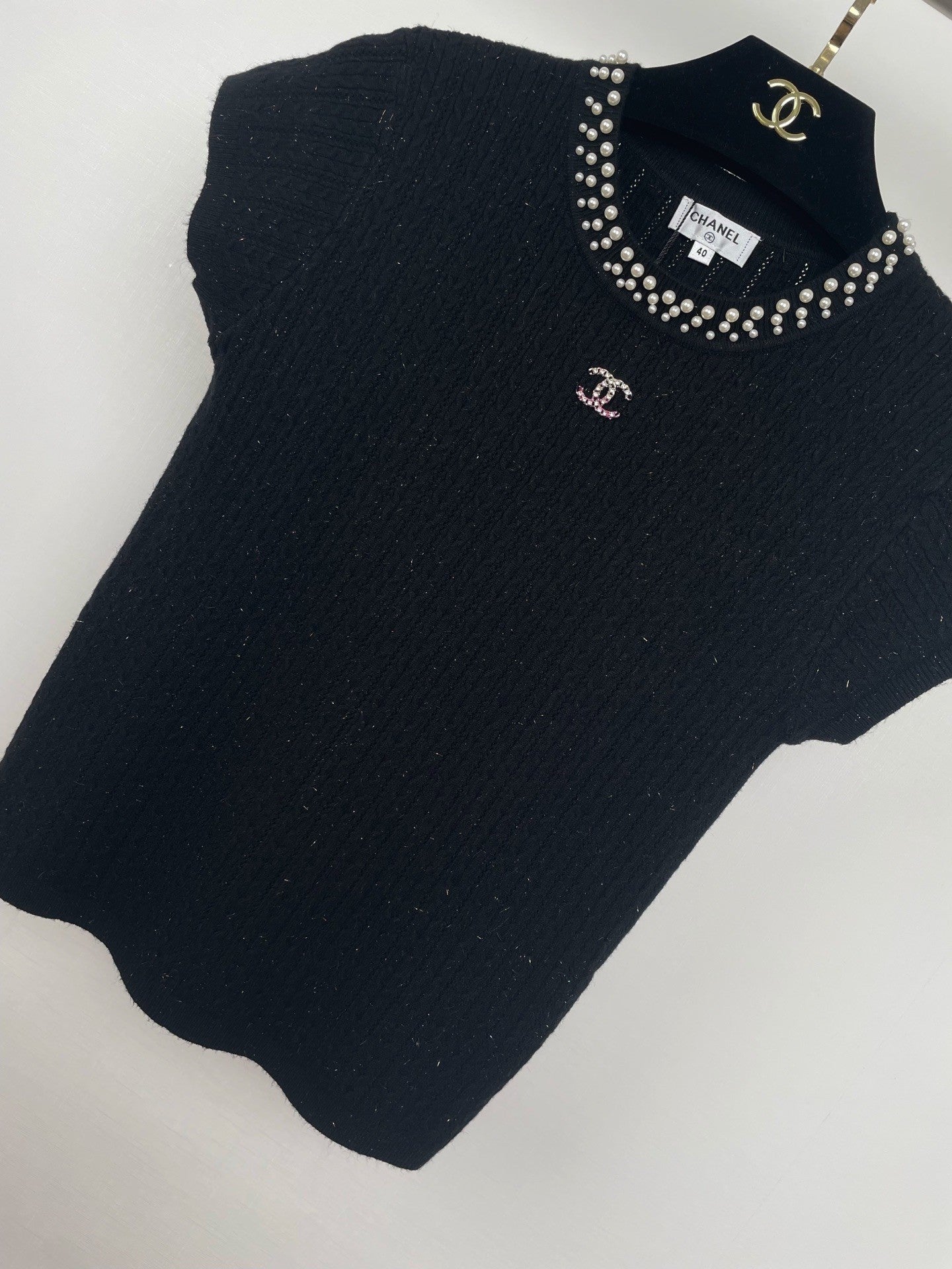 Kurzärmliges Oberteil aus Rippstrick mit Perlenbesatz