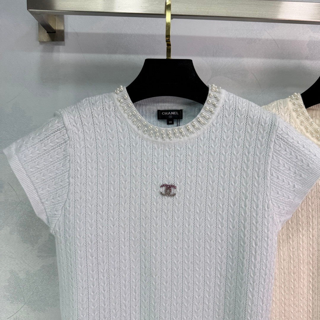 Kurzärmlige Oberteile aus strukturiertem Strick mit Perlenbesatz 