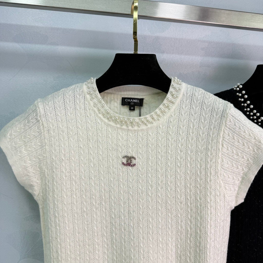 Kurzärmlige Oberteile aus strukturiertem Strick mit Perlenbesatz 