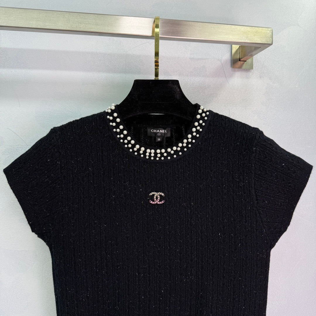 Kurzärmlige Oberteile aus strukturiertem Strick mit Perlenbesatz 