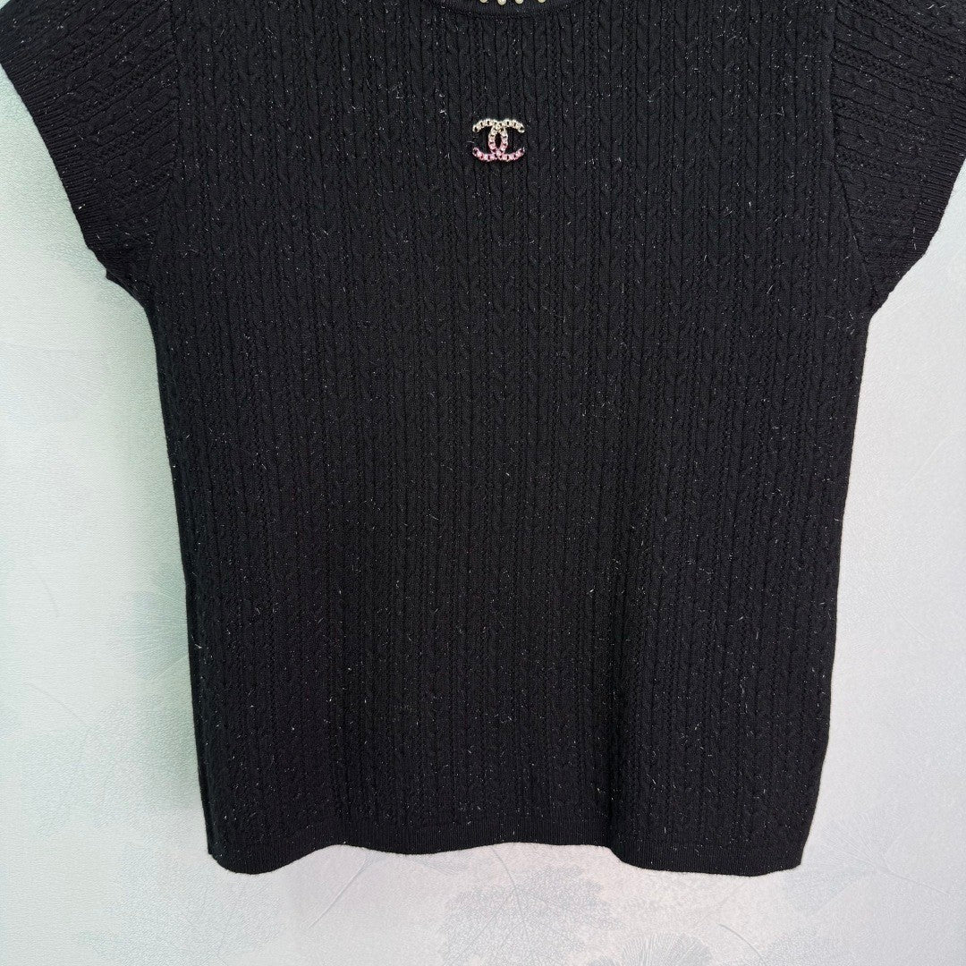 Kurzärmlige Oberteile aus strukturiertem Strick mit Perlenbesatz 