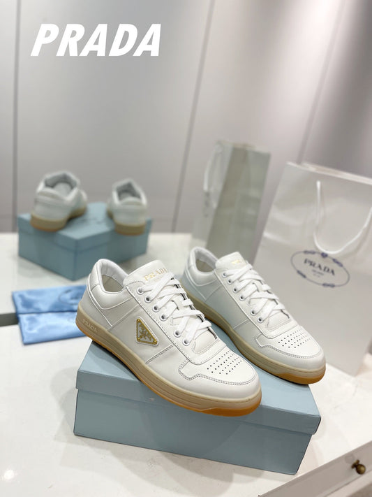 Baskets rétro en cuir avec accents dorés 