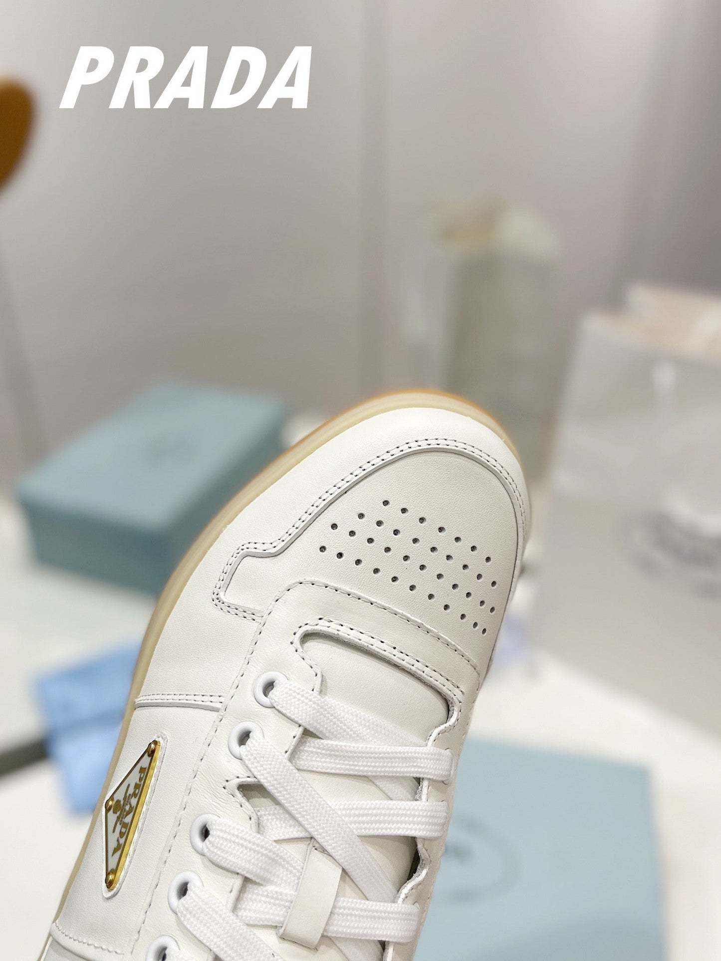 Baskets rétro en cuir avec accents dorés 