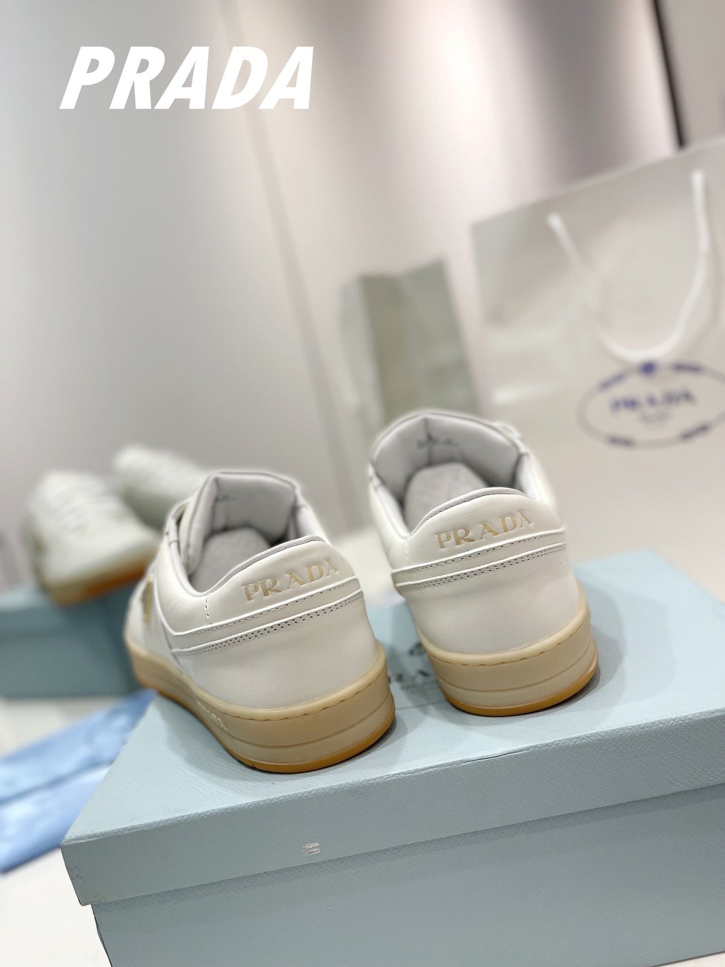 Baskets rétro en cuir avec accents dorés 