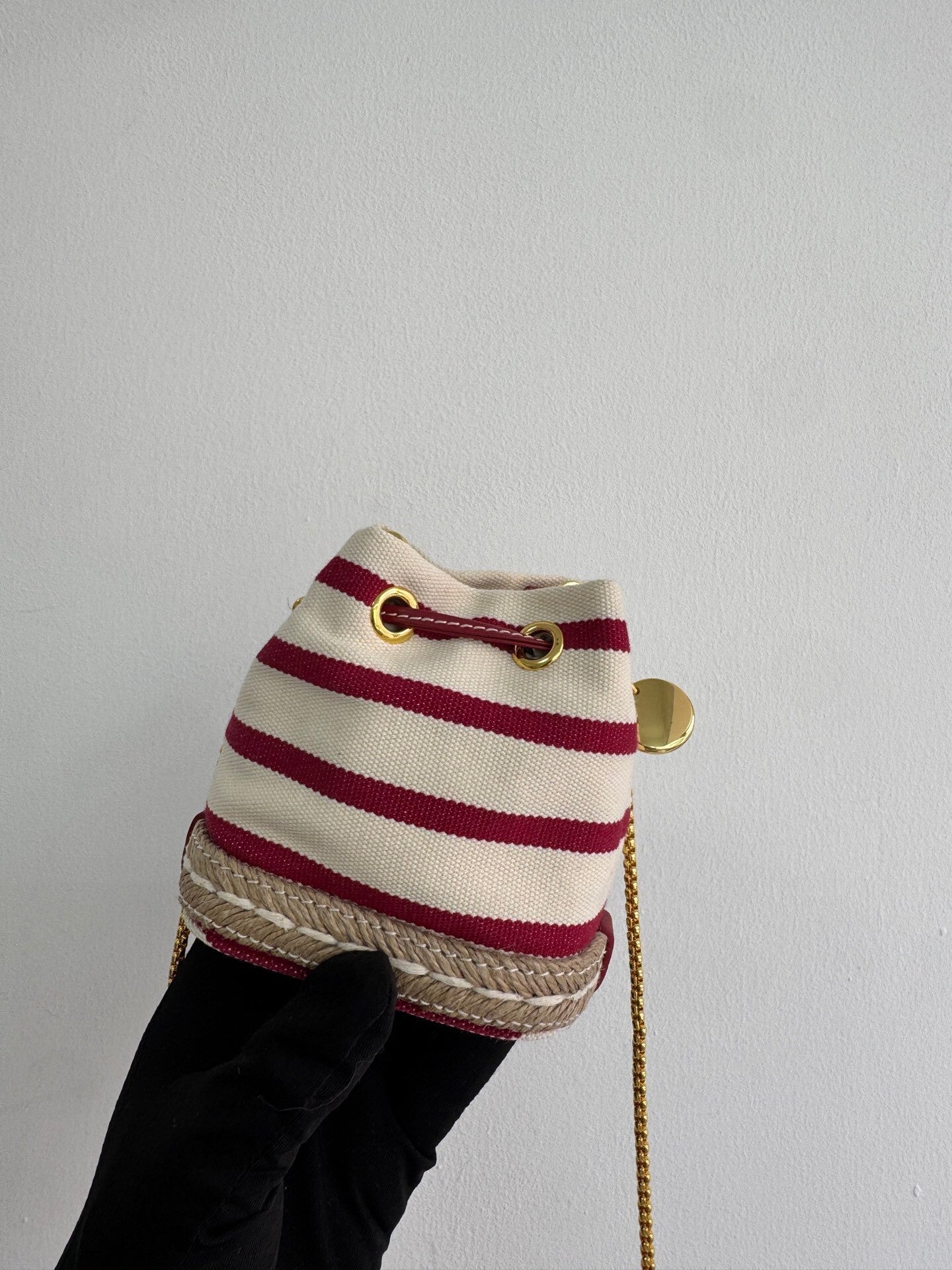 Gestreifte Mini-Beuteltasche aus Canvas mit goldenen Metallteilen 