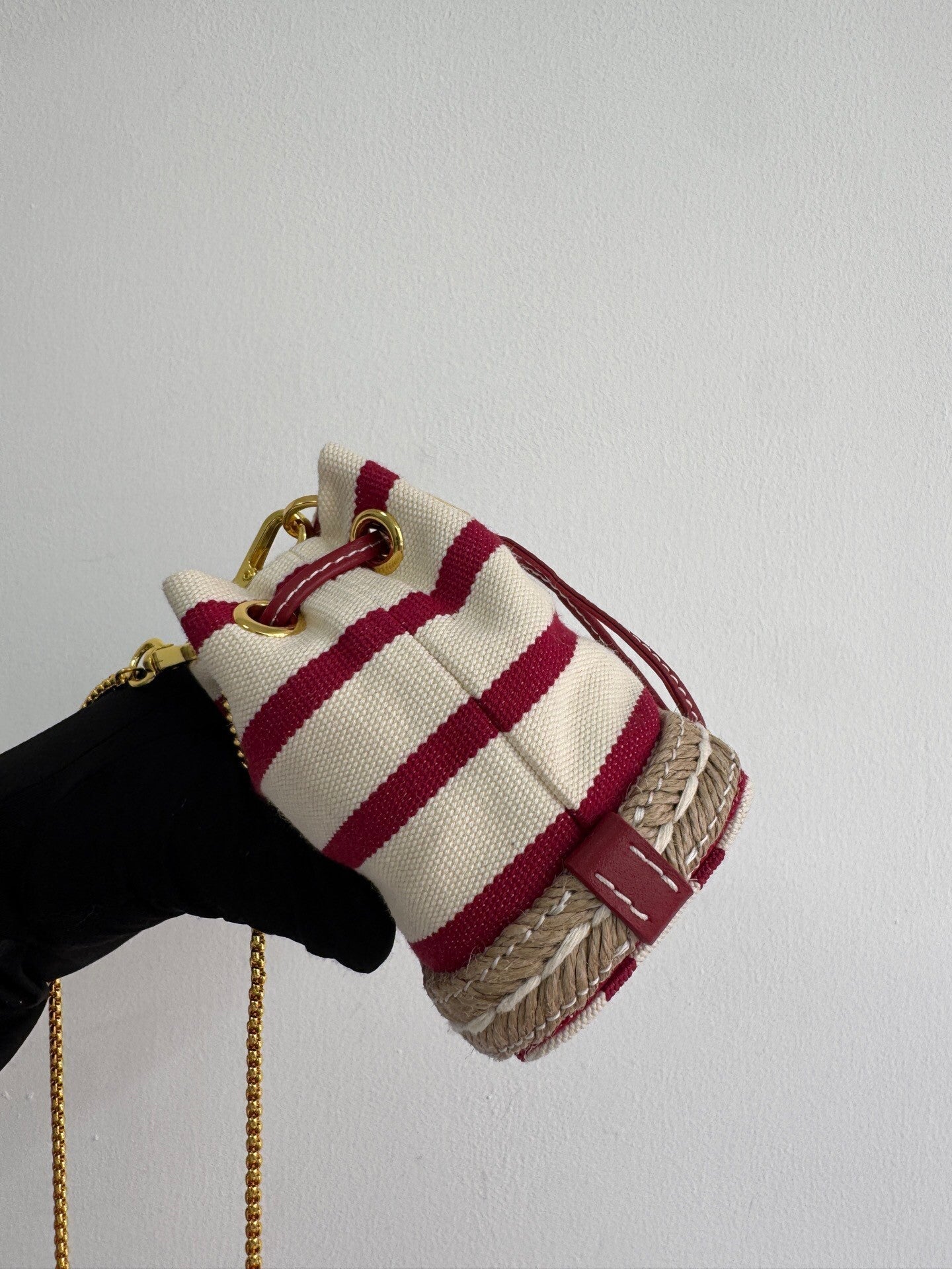 Gestreifte Mini-Beuteltasche aus Canvas mit goldenen Metallteilen 