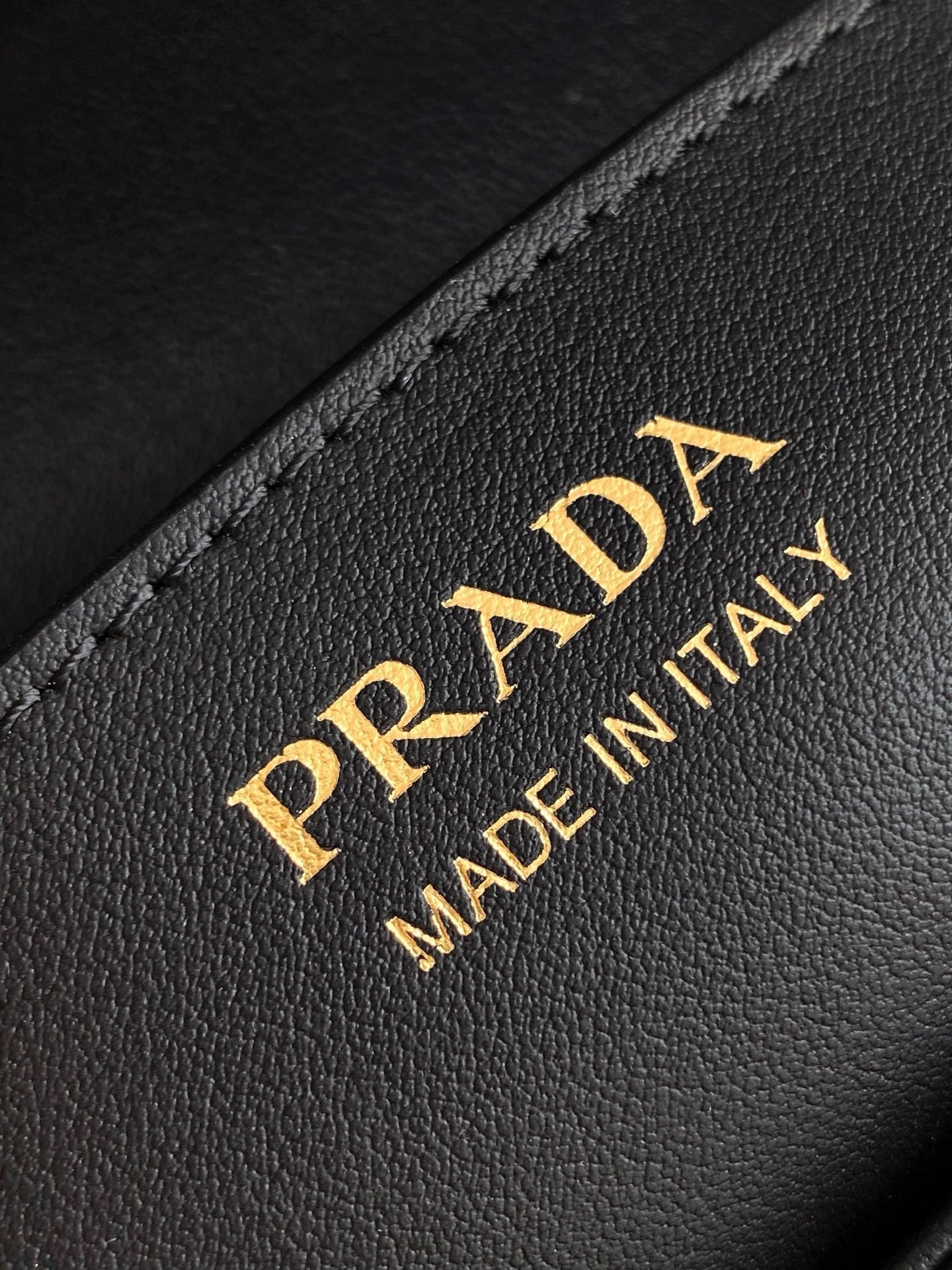 Sac baguette en cuir verni noir avec accents dorés 