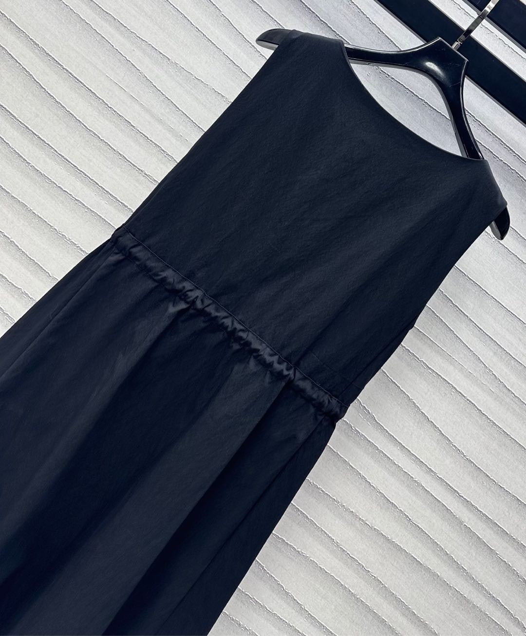 Robes mi-longues sans manches à taille avec cordon de serrage 