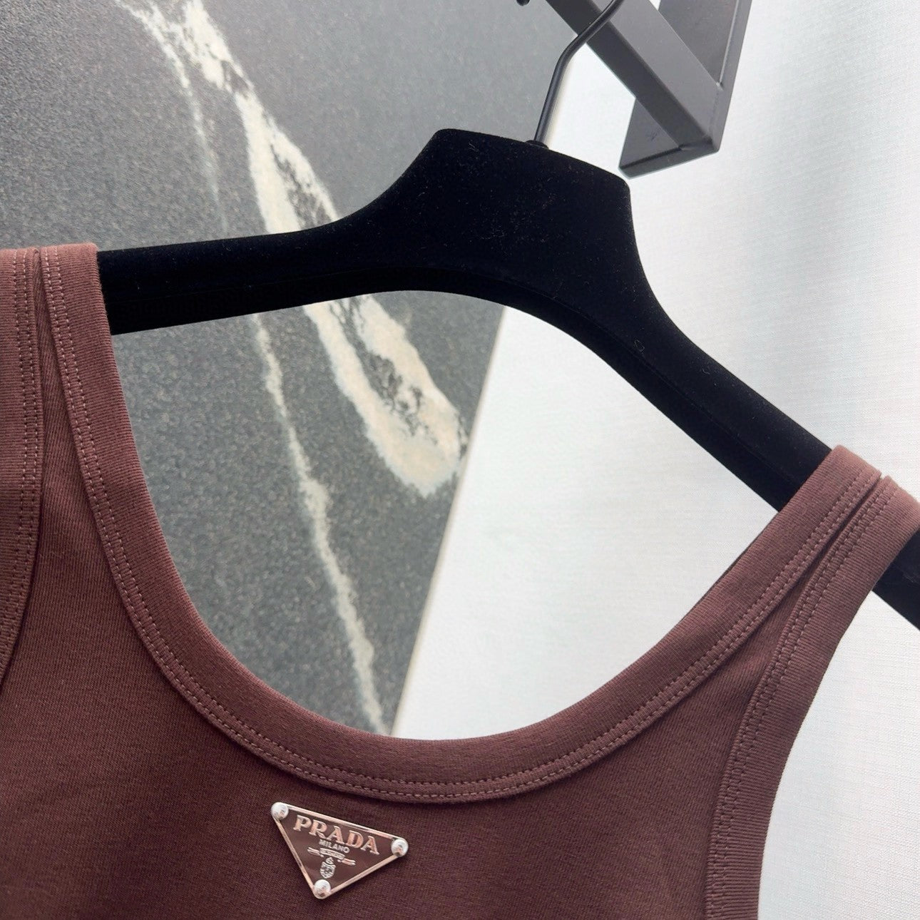 Débardeur côtelé chocolat avec un subtil accent géométrique 