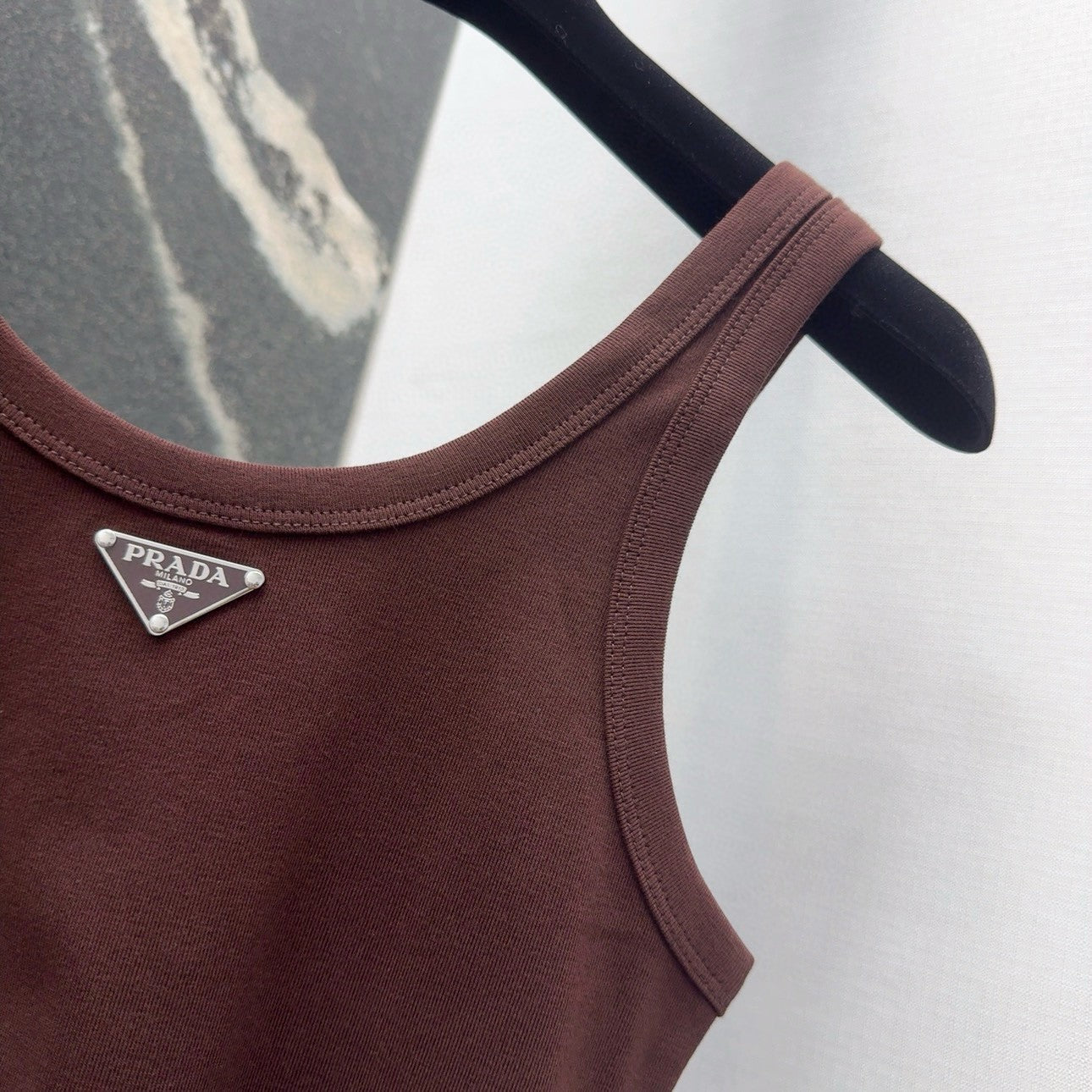 Débardeur côtelé chocolat avec un subtil accent géométrique 