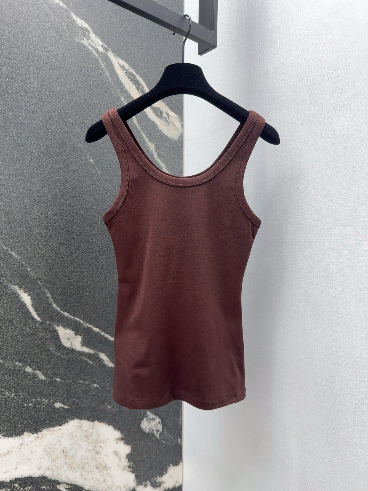 Débardeur côtelé chocolat avec un subtil accent géométrique 