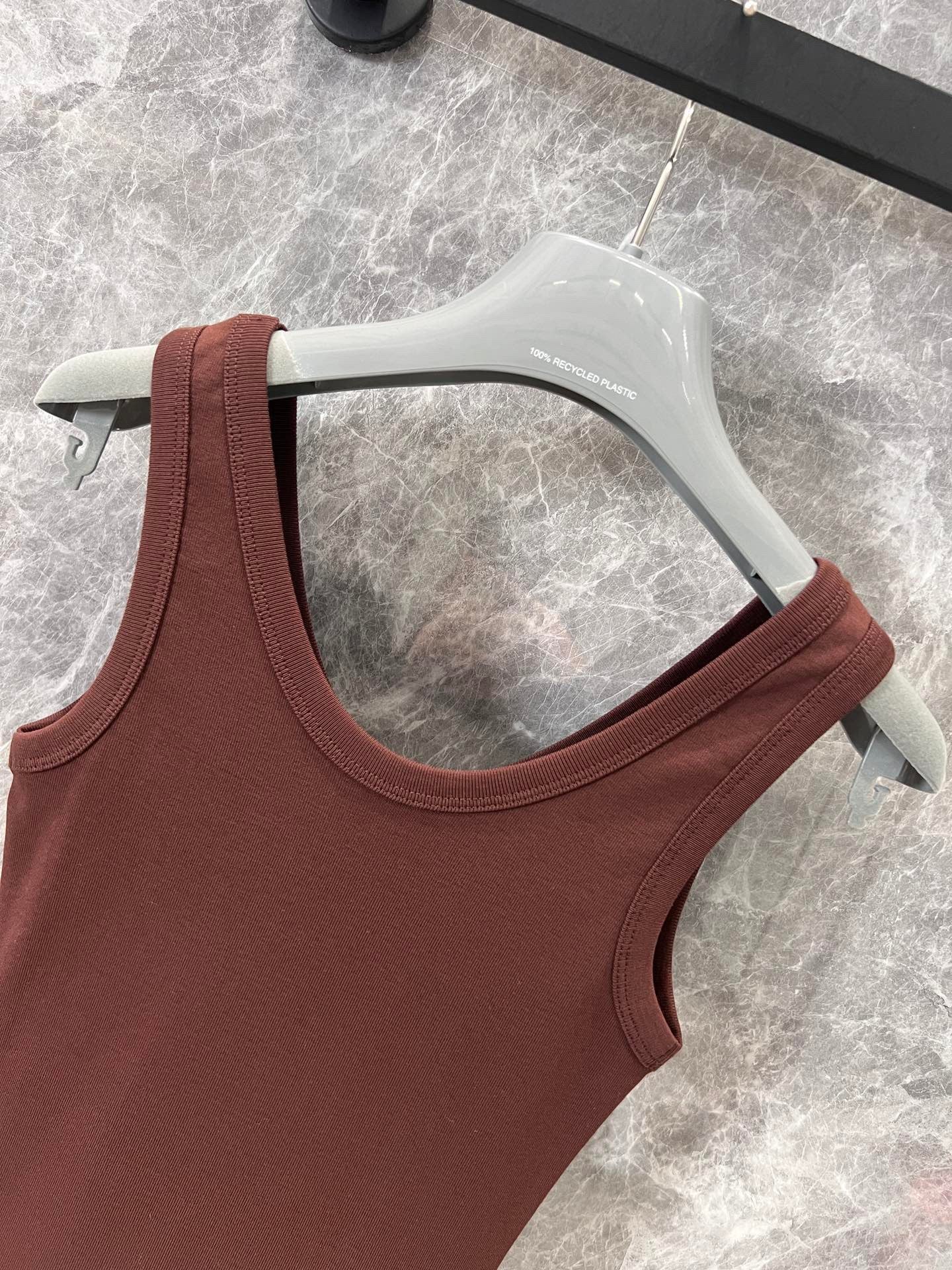 Débardeur côtelé chocolat avec un subtil accent géométrique 