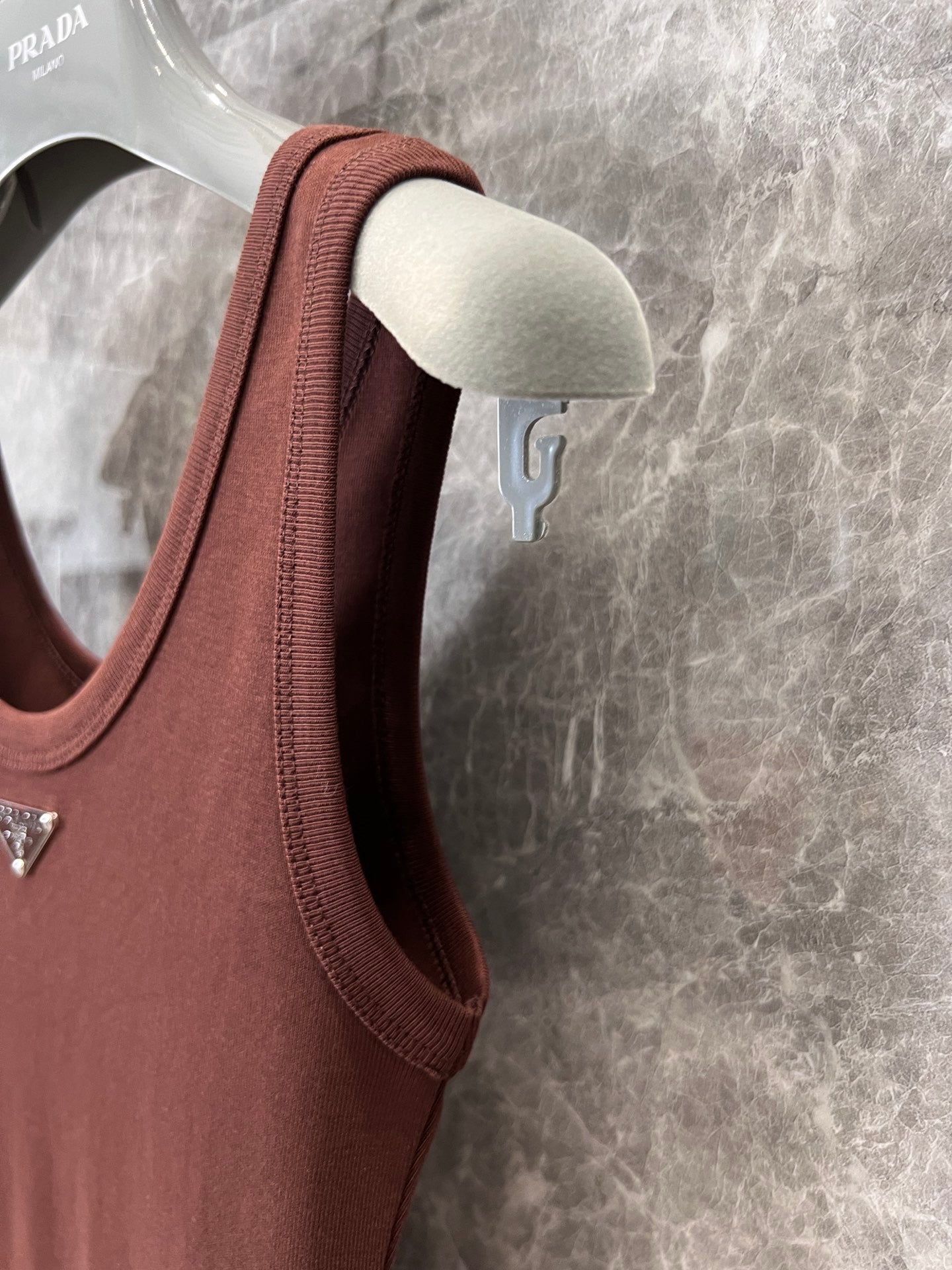 Débardeur côtelé chocolat avec un subtil accent géométrique 