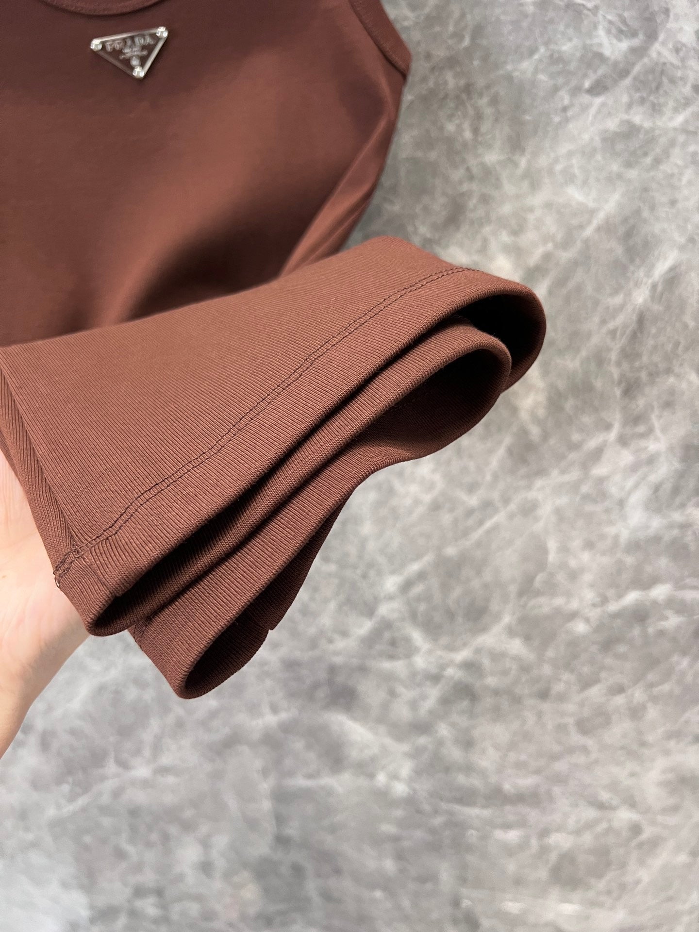 Débardeur côtelé chocolat avec un subtil accent géométrique 