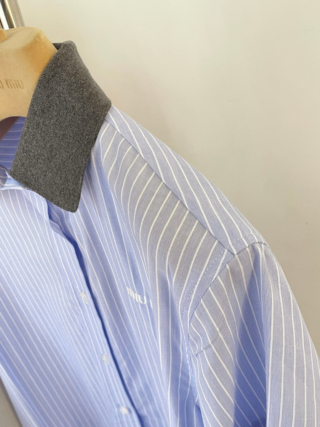 Robe chemise bleue à rayures fines et ourlet plissé 