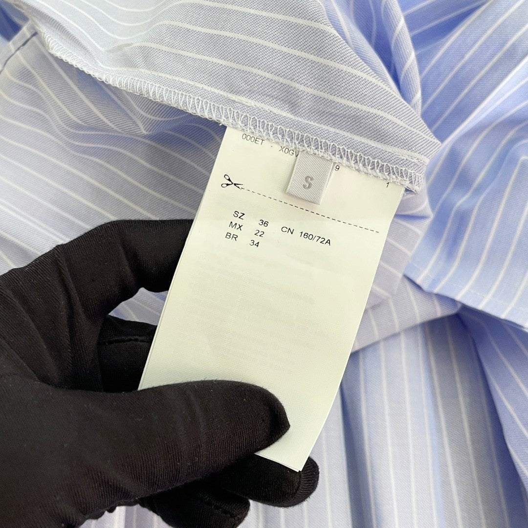 Robe chemise bleue à rayures fines et ourlet plissé 