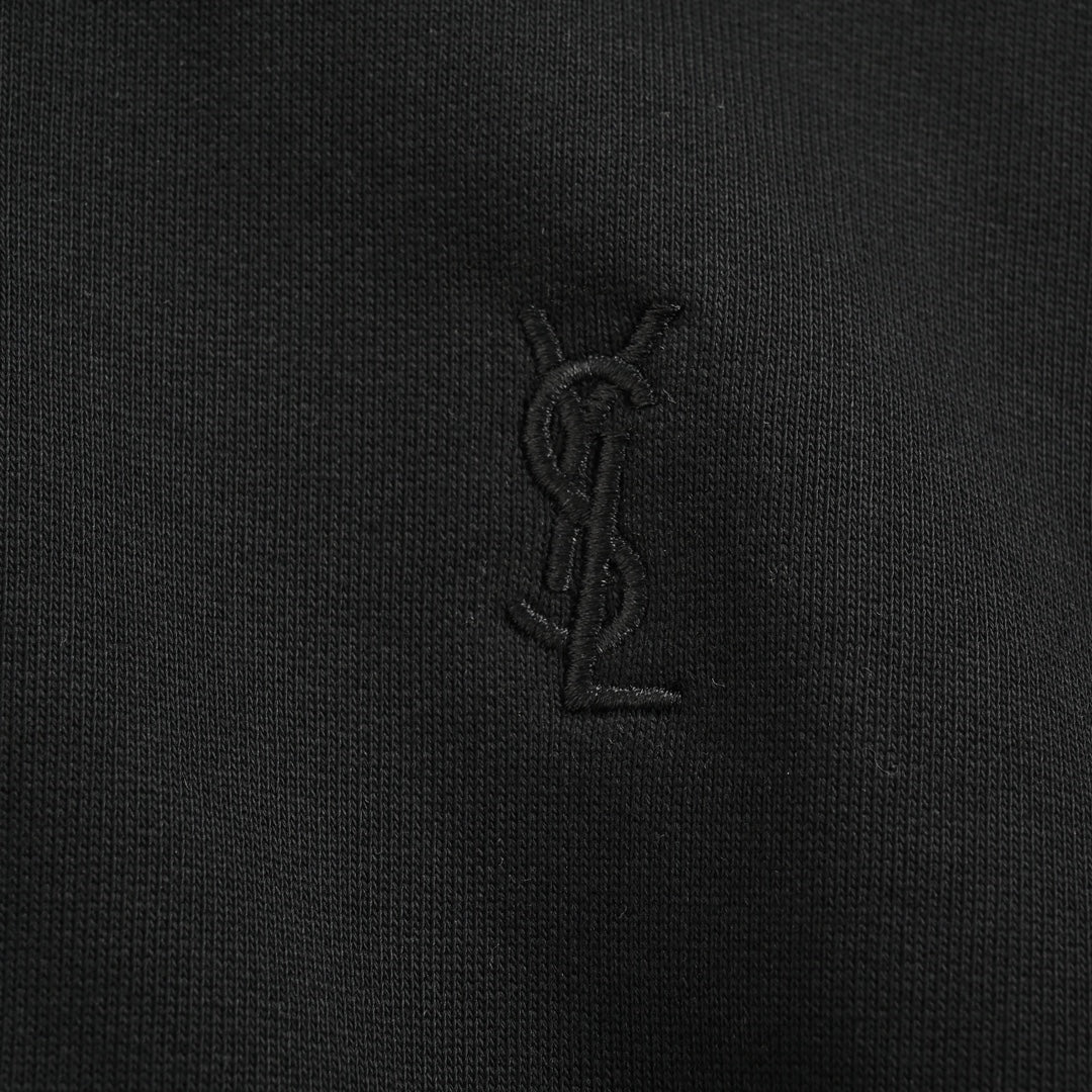 Kleines Kapuzensweatshirt mit gesticktem Logo