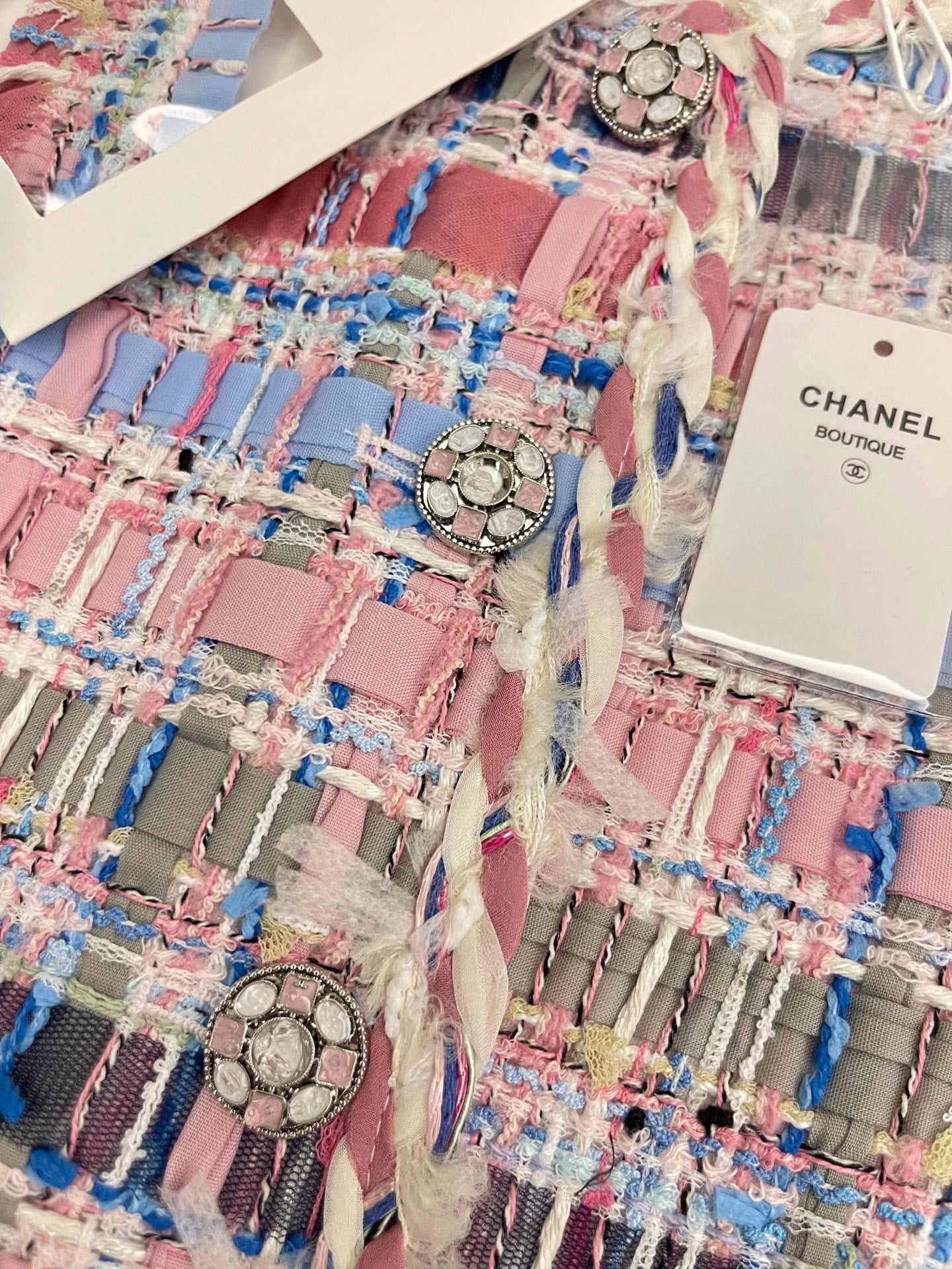 Pastellfarbenes Tweed-Crop-Top mit ausgefransten Kanten und verzierten Knöpfen 