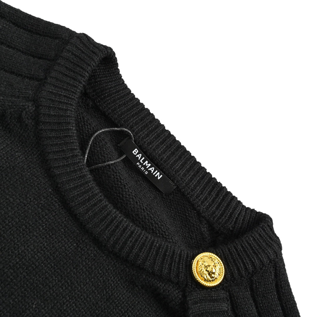 Damenpullover mit Rundhalsausschnitt und Buchstabenlogo aus Metall