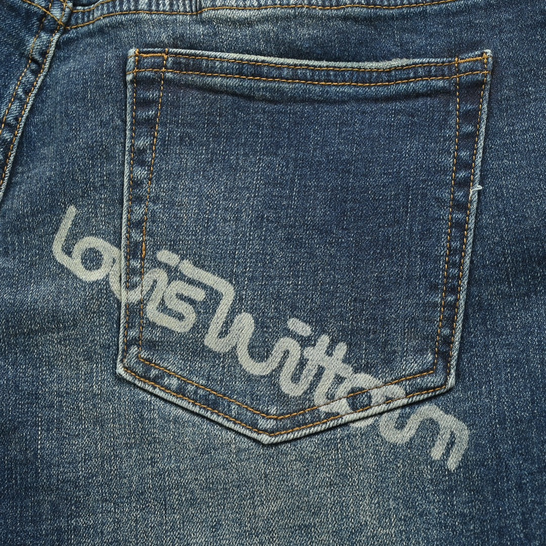 Jeans mit Stickpatches 