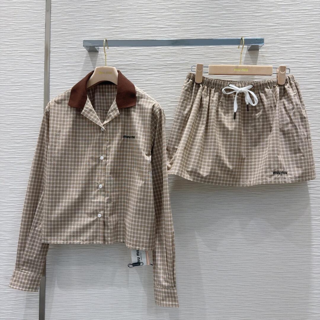 Hellblaues Sweatshirt mit Distressed-Design