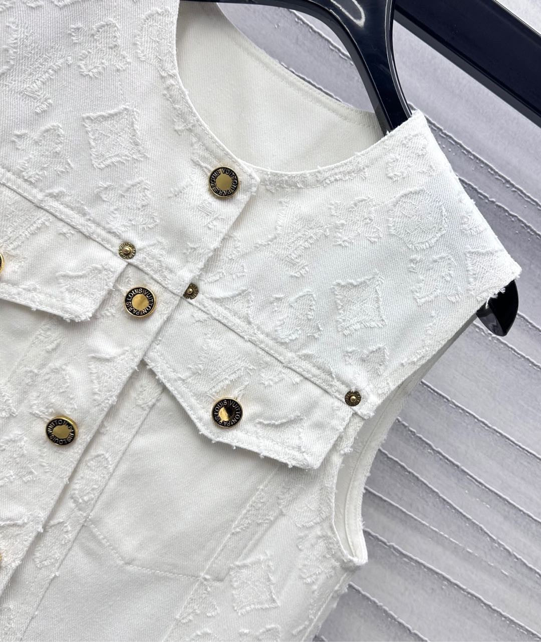 Ensemble coordonné en denim blanc avec motifs en relief et détails métalliques 