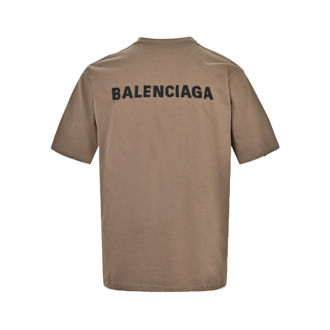 Kurze Ärmel mit gestickten Buchstaben auf Vorder- und Rückseite 