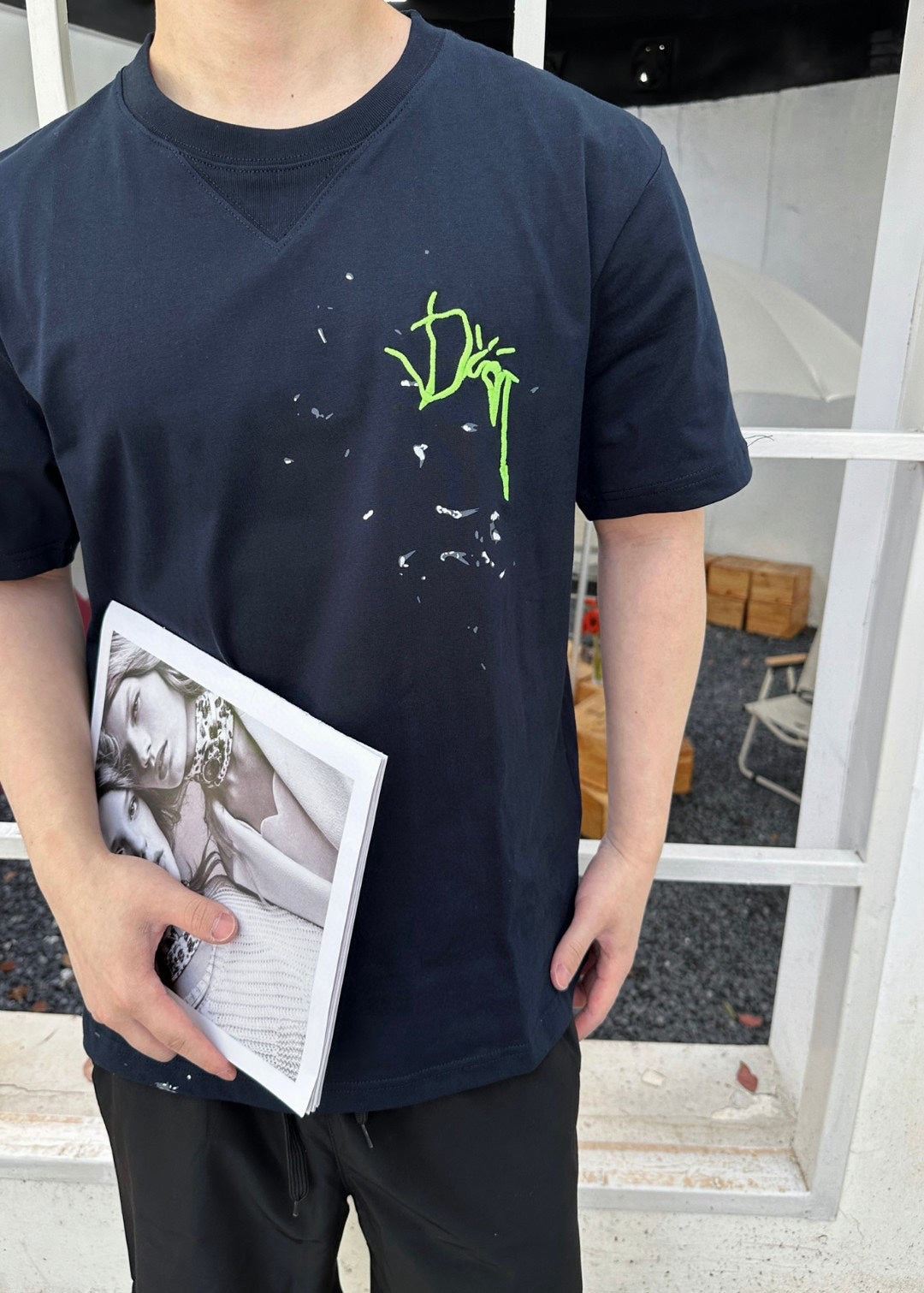 Manches courtes avec logo co-marqué brodé à l'encre éclaboussée 