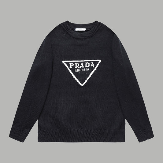 Schwarzer Pullover mit dreieckigem Buchstaben