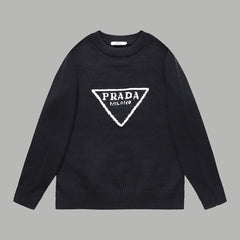 Pull noir à lettres triangulaires